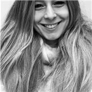 Profesora de refuerzo para niños de educación primaria